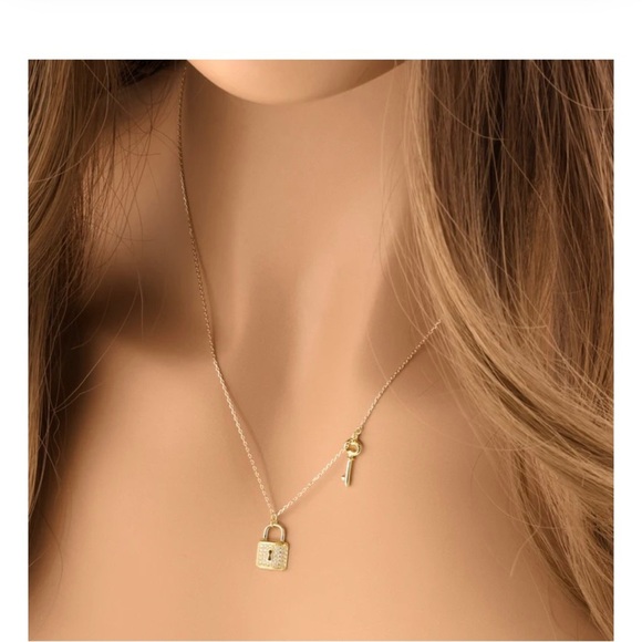 Nwb Solid 14 K gold lock key CZ Necklace18 inches.